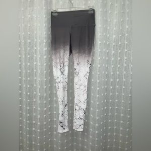 Full length ombré gray into white marble leggings